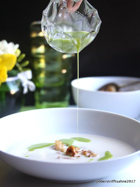 Rezeptbild: Cremige Blumenkohlsuppe mit Nüssen und Petersilienöl