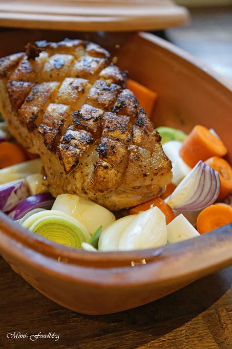 Rezeptbild: Schweinekrustenbraten mit Wurzelgemüse aus dem Römertopf
