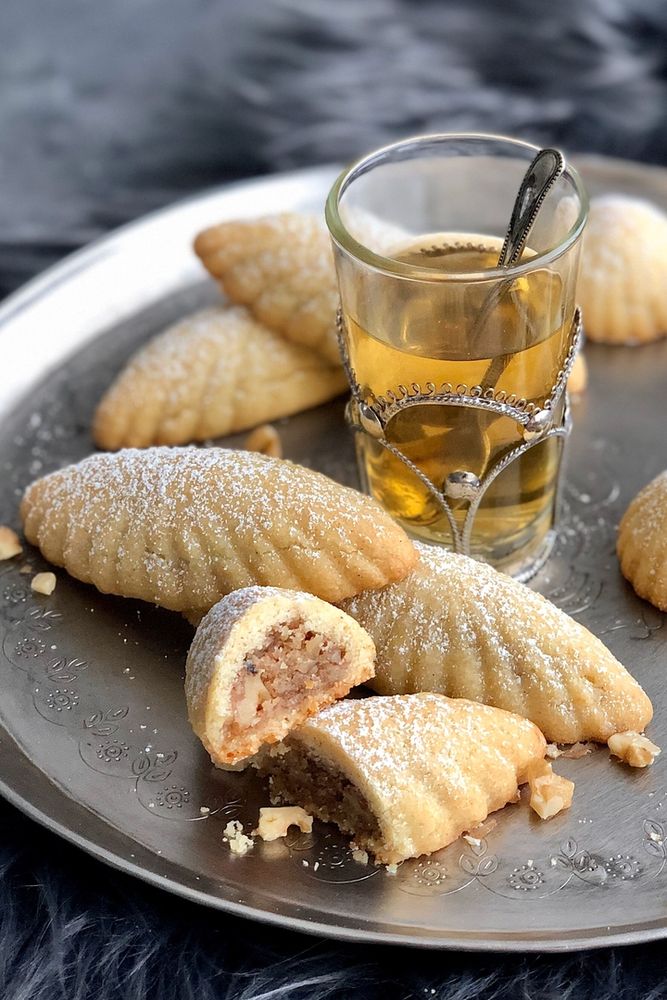 Rezeptbild: Maamoul – arabisches Grießgebäck mit Walnuss- und Dattelfüllung
