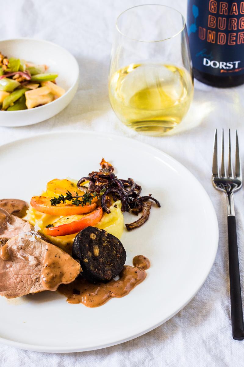 Rezeptbild: Schweinefilet mit Quitten-Senf Sauce, Blutwurst, Kartoffelpüree und Sellerie-Apfel-Salat