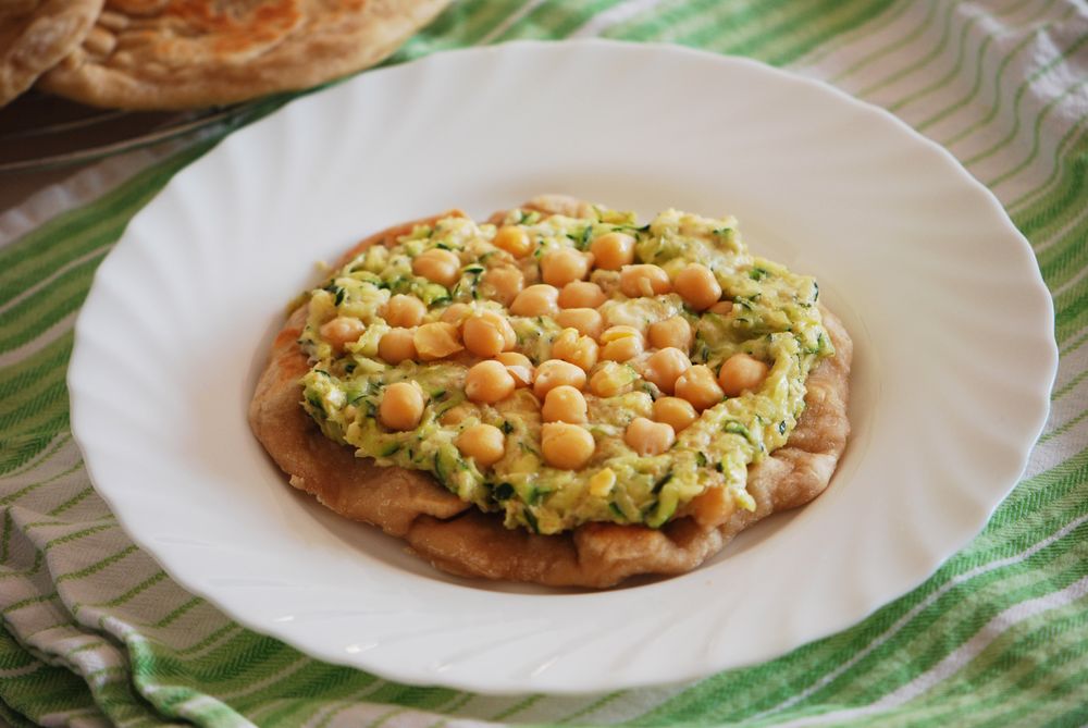 Rezeptbild: Schnelle Zucchini-Kichererbsen-Pizza (aus der Pfanne)