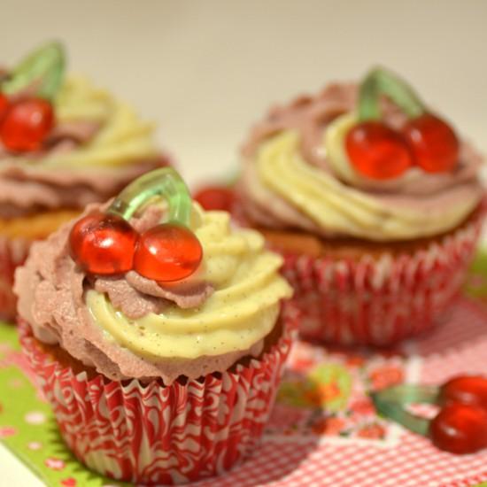 Rezeptbild: Kirsch-Vanille-Cupcakes