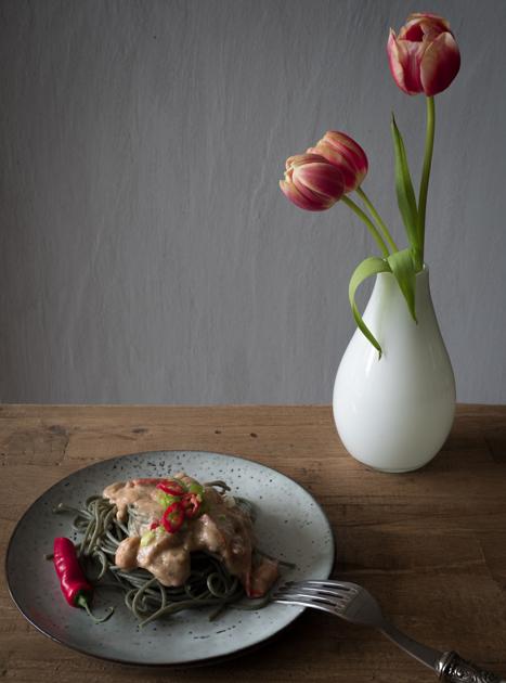 Rezeptbild: Algen Pasta mit tomatiger Mandelsauce
