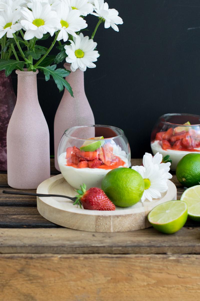 Rezeptbild: Limettenmousse mit karamellisierten Erdbeeren