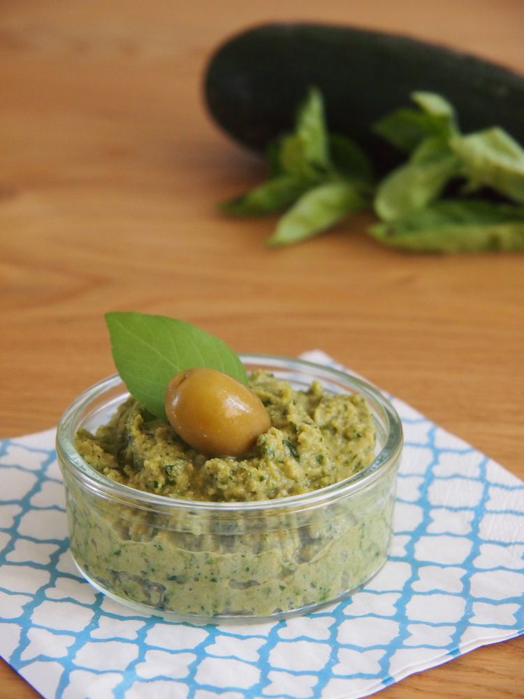 Rezeptbild: Tapenade aus grünen Oliven, Zucchini und Basilikum
