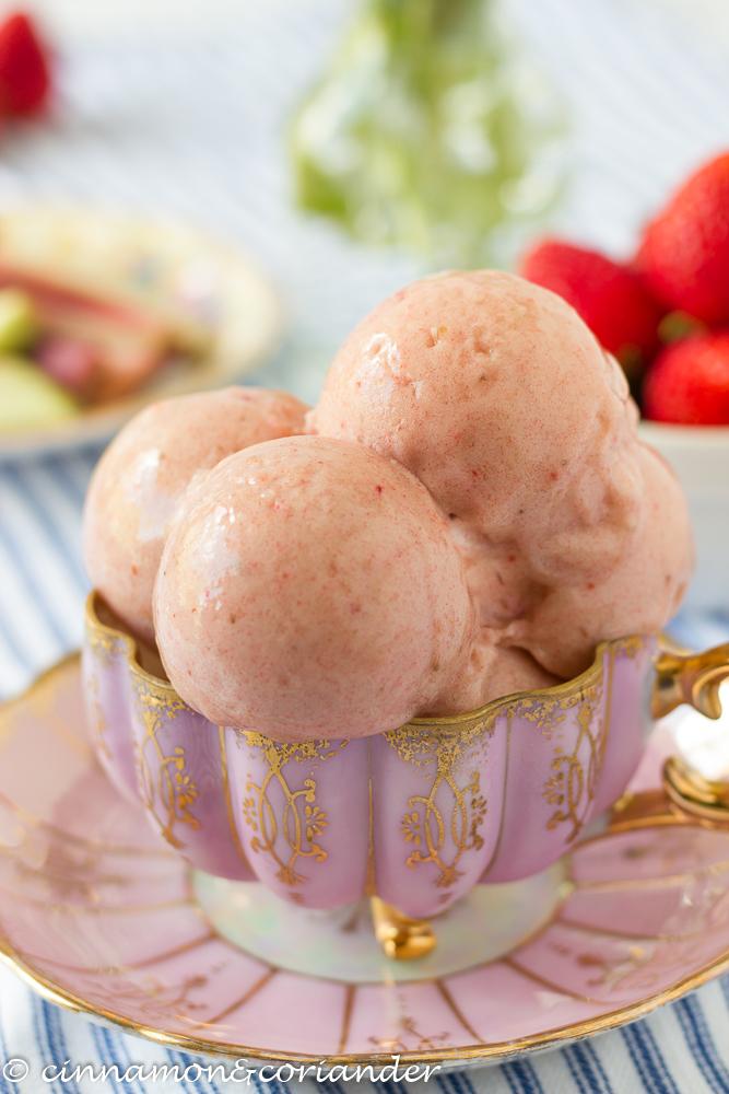Rezeptbild: Erdbeer Rhabarber Nicecream | Vegan