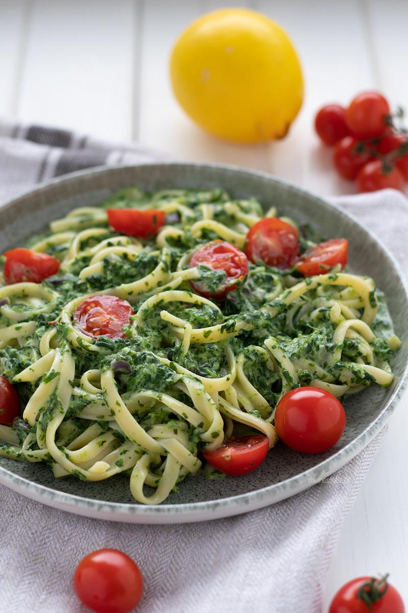 Rezeptbild: Pasta mit Rahmspinat-Frischkäse-Sauce und Tomaten