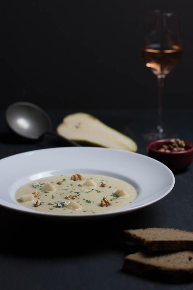 Rezeptbild: Blumenkohl-Birnen Suppe mit Gorgonzola und Walnuss