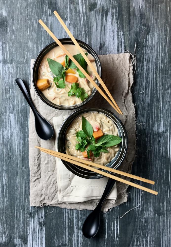 Rezeptbild: Kokosmilchsuppe mit Süßkartoffeln und Reisnudeln [vegan]