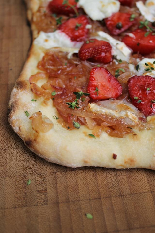 Rezeptbild: Flammkuchen mit karamellisierten Zwiebeln, Erdbeeren und Ziegenkäse