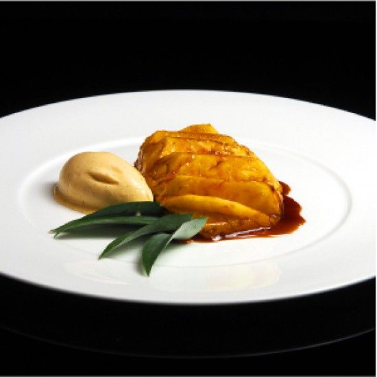 Rezeptbild: Geschmorte Ananas im Rumkaramell mit tasmanischem Pfeffer und Vanilleeis
