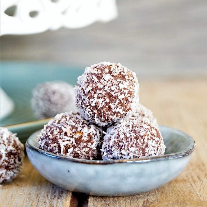 Rezeptbild: Rohvegane Kokos-Rumkugeln // Raw vegan Coconut Rumballs 