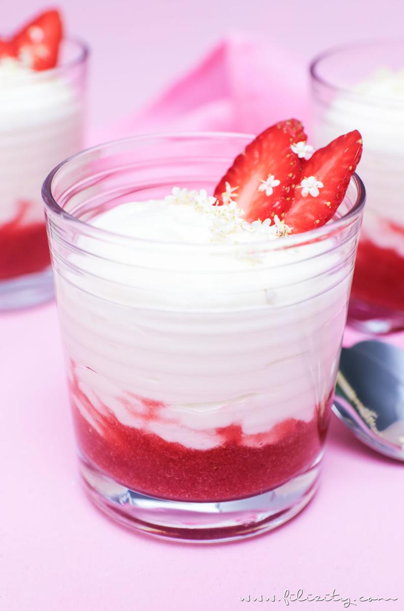 Rezeptbild: Holunderblüten-Creme mit Erdbeer-Swirl