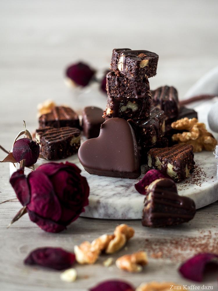 Rezeptbild: Brownie-Herzchen mit Walnüssen