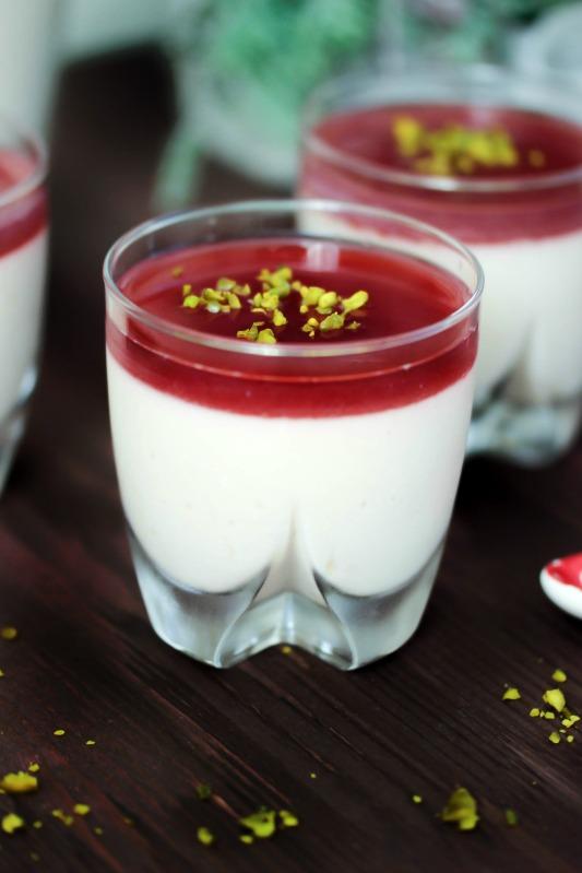 Rezeptbild: Chai-Buttermilch Panna Cotta mit Granatapfel Topping 