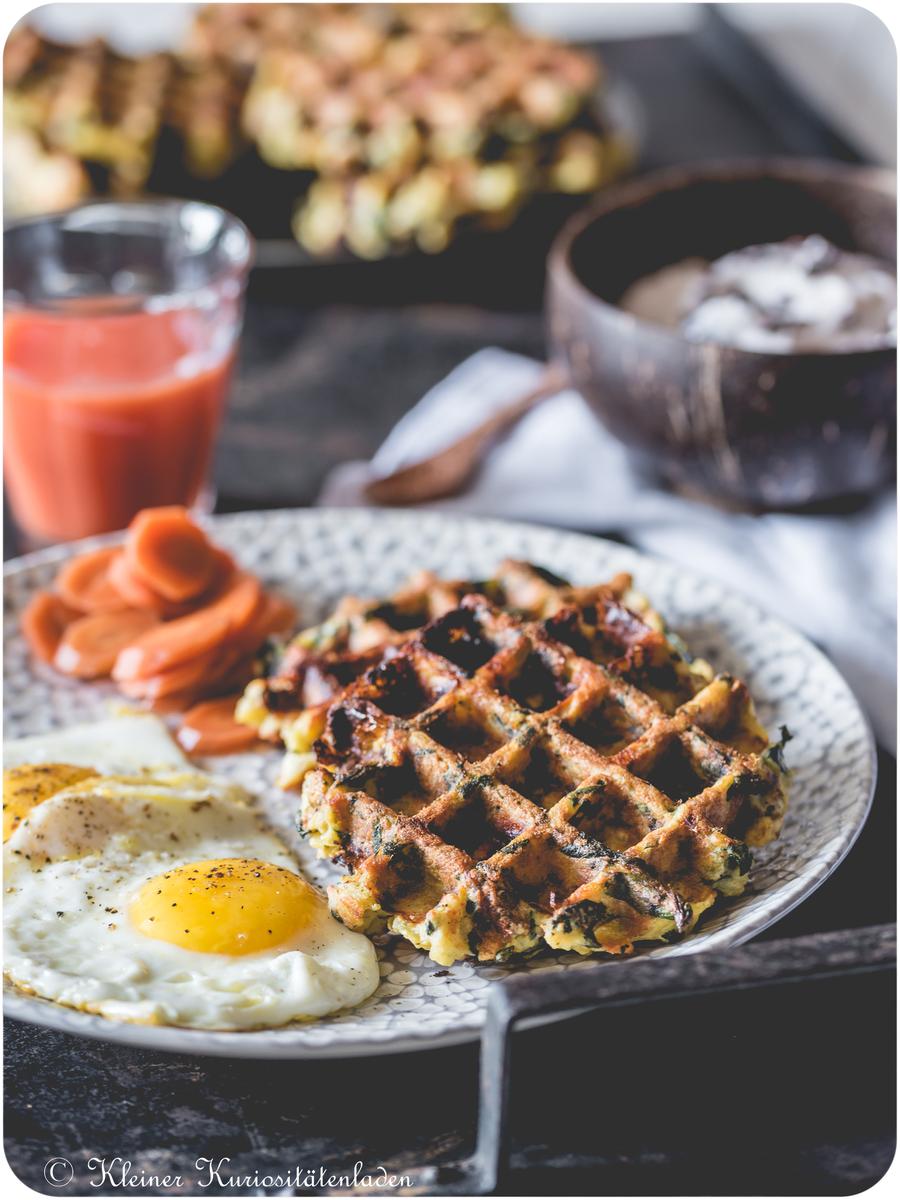 Rezeptbild: Frühstücks-Kartoffelwaffeln mit Merguez, Spinat und Feta