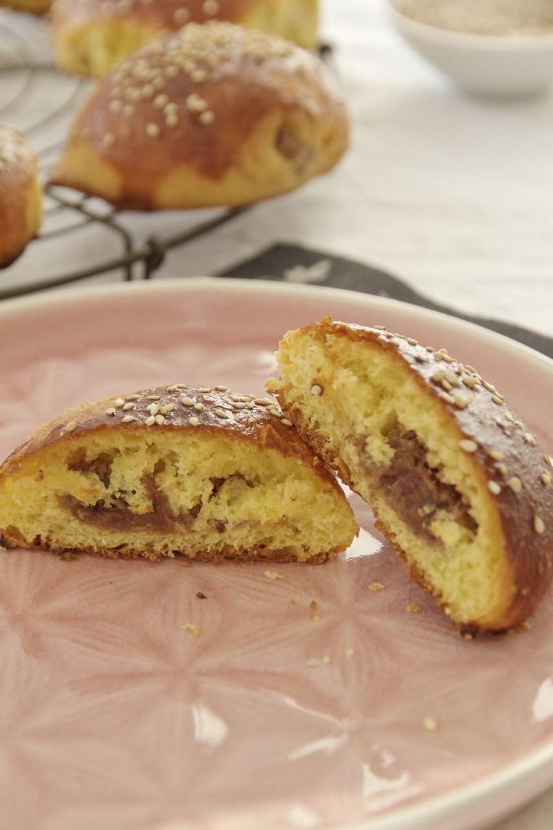 Rezeptbild: Komaj - Safran Hefebrötchen mit Dattel-Walnuss-Füllung