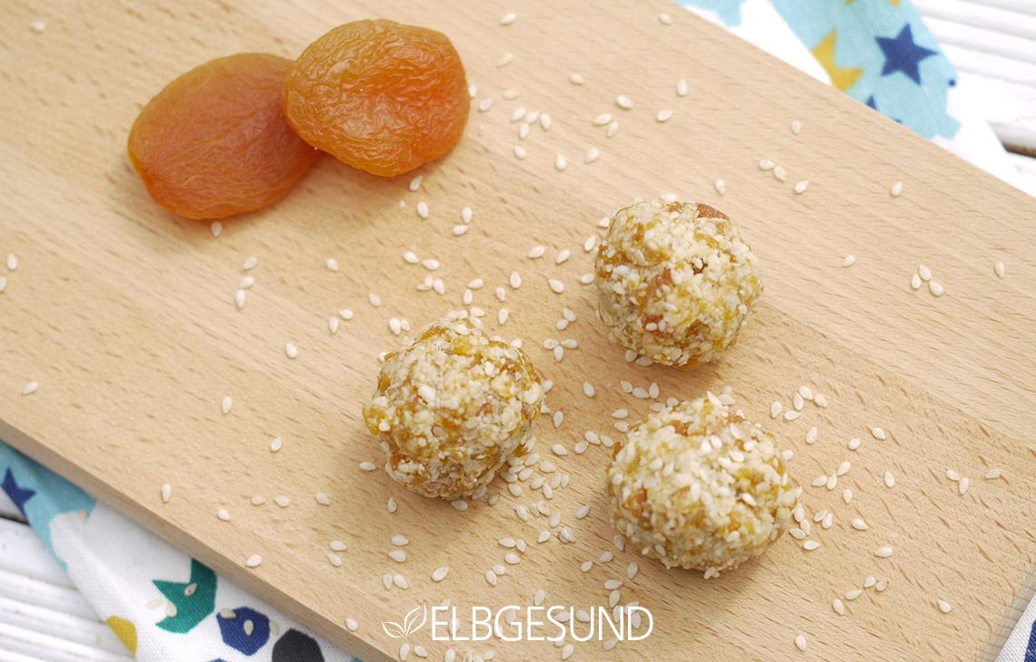 Rezeptbild: New Energyballs – mit Aprikosen, Sesam und Cashews
