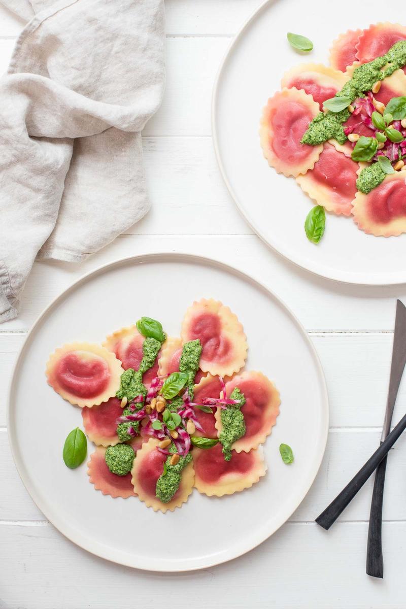 Rezeptbild: Rote‐Bete‐Raviolo mit Spinat-Pesto