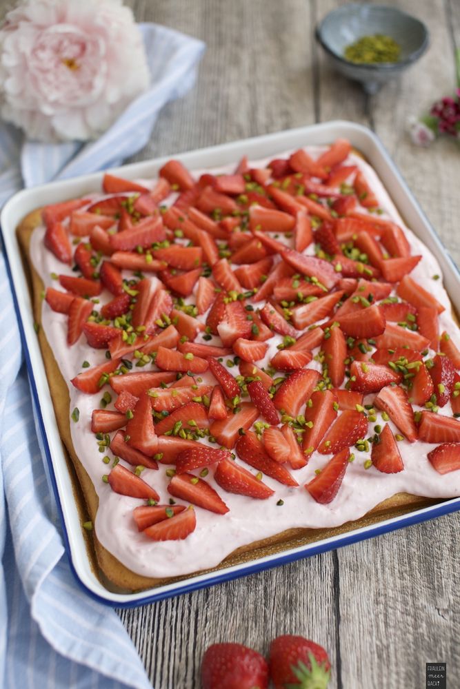 Rezeptbild: Erdbeer-Quark-Blechkuchen