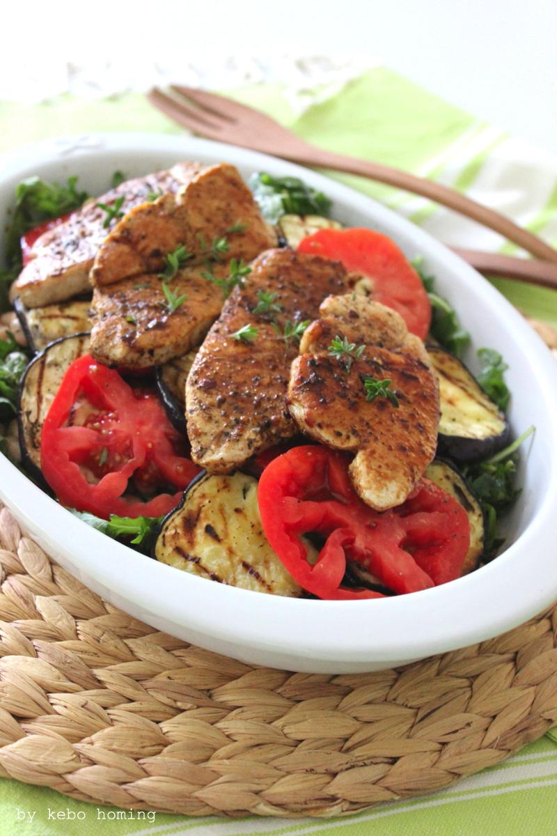 Rezeptbild: Putensteaks mariniert auf Salat