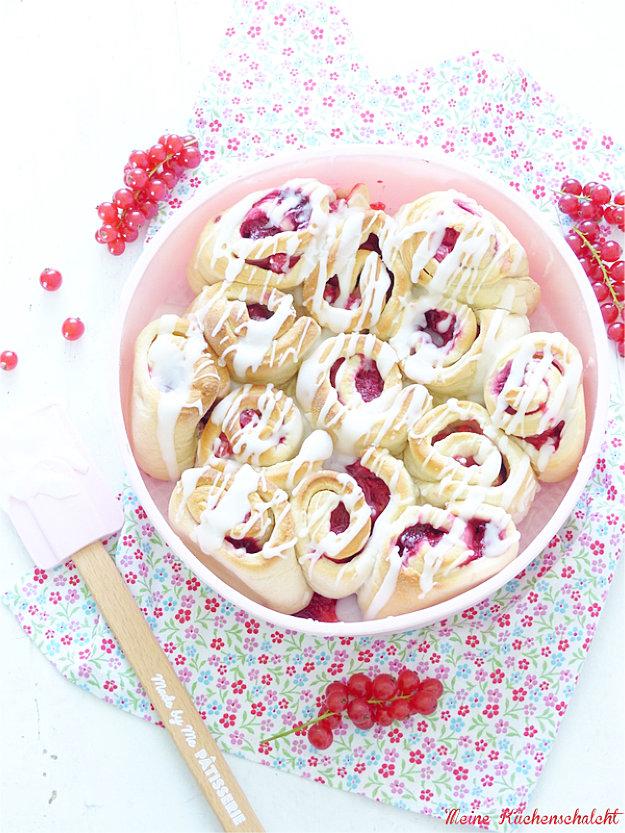 Rezeptbild: Johannisbeere & Himbeere Hefeschnecken