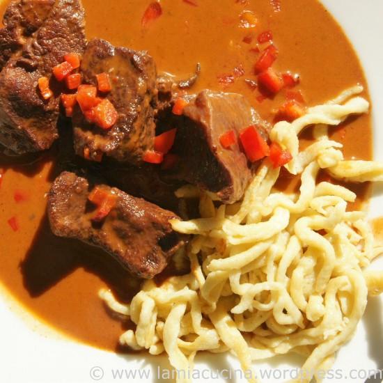 Rezeptbild: Kalbsrahmgulasch mit Wasserstriwla