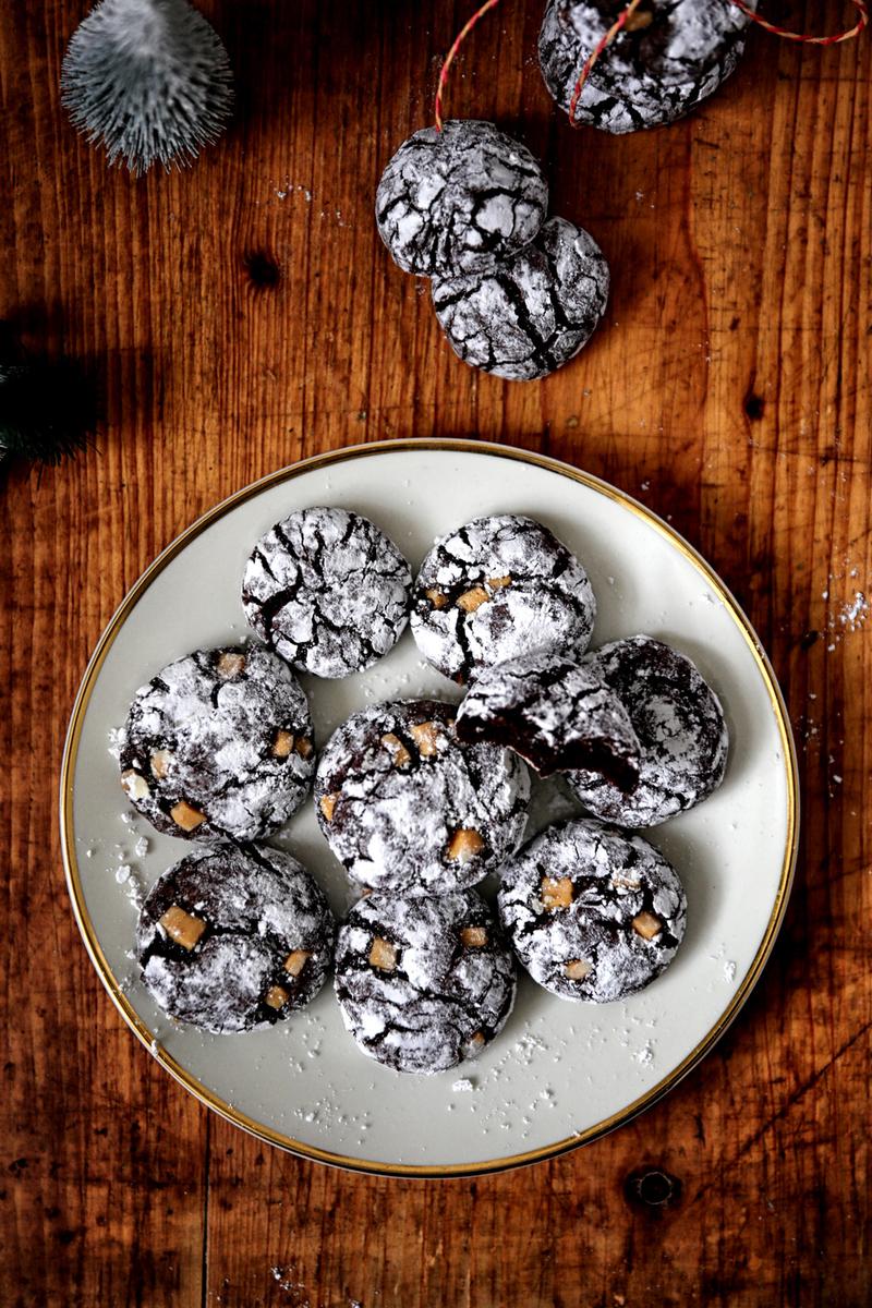 Rezeptbild: CHOCOLATE CRINKLE COOKIES MIT SALZ-KARAMELL-FUDGE
