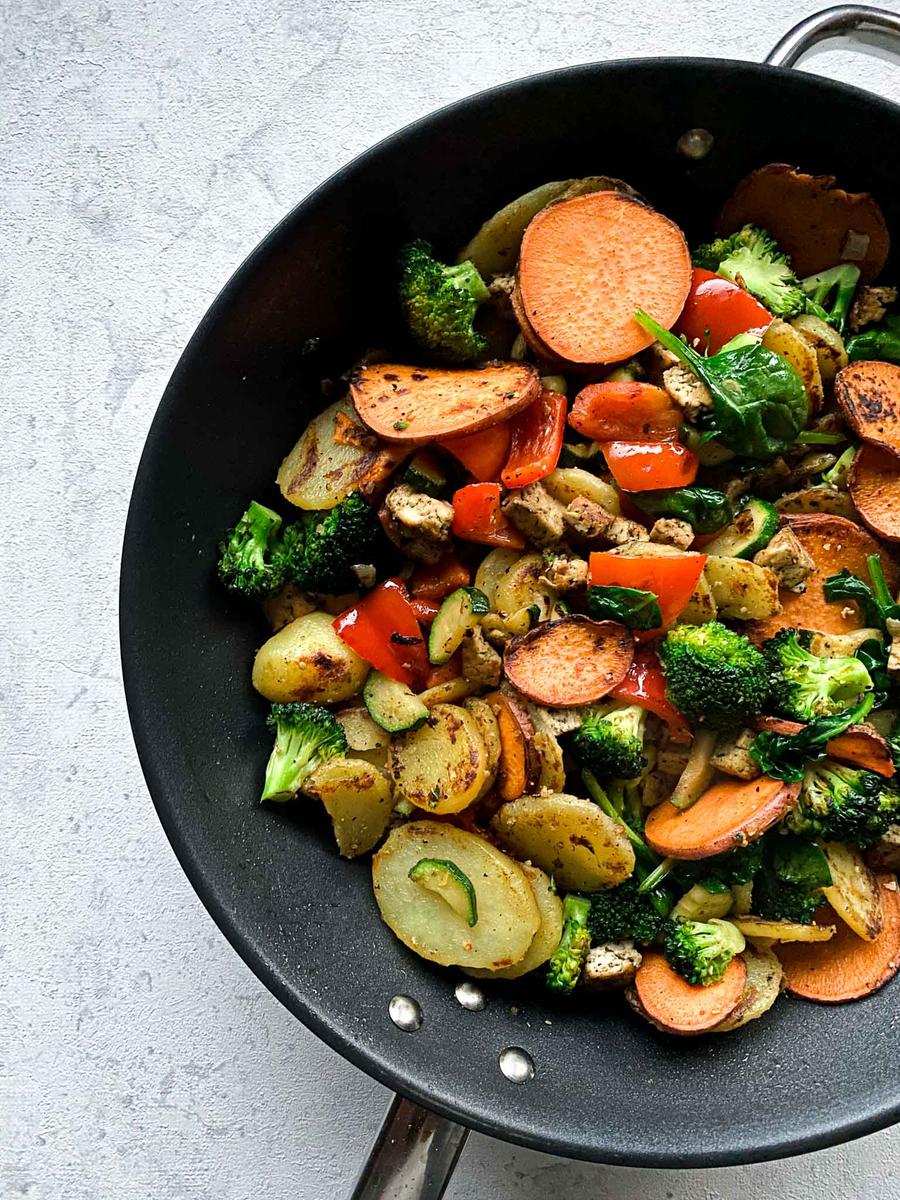 Rezeptbild: Vegane Bratkartoffelpfanne mit Gemüse und Tofu