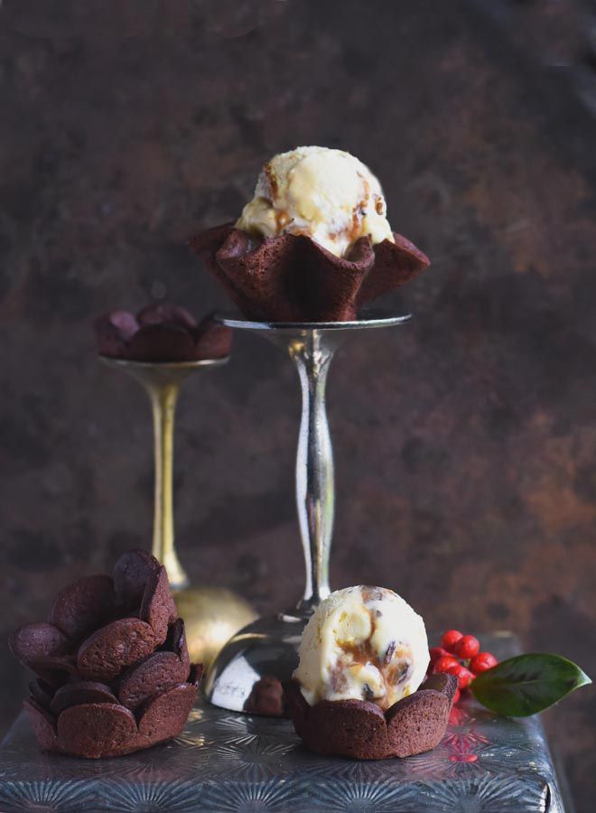 Rezeptbild: Eggnog Eiscreme mit Spekulatius Crunch und Caramelswirls