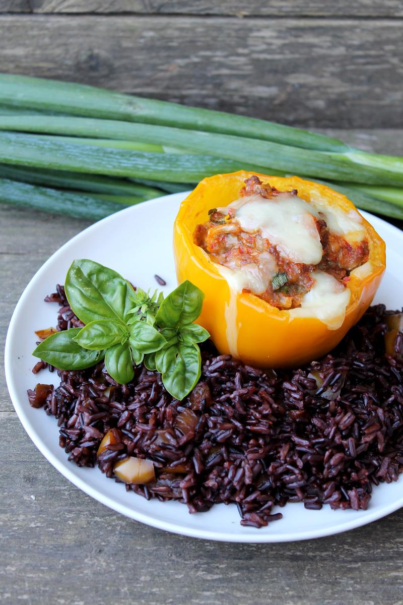 Rezeptbild: Gefüllte Paprika auf lila Reis