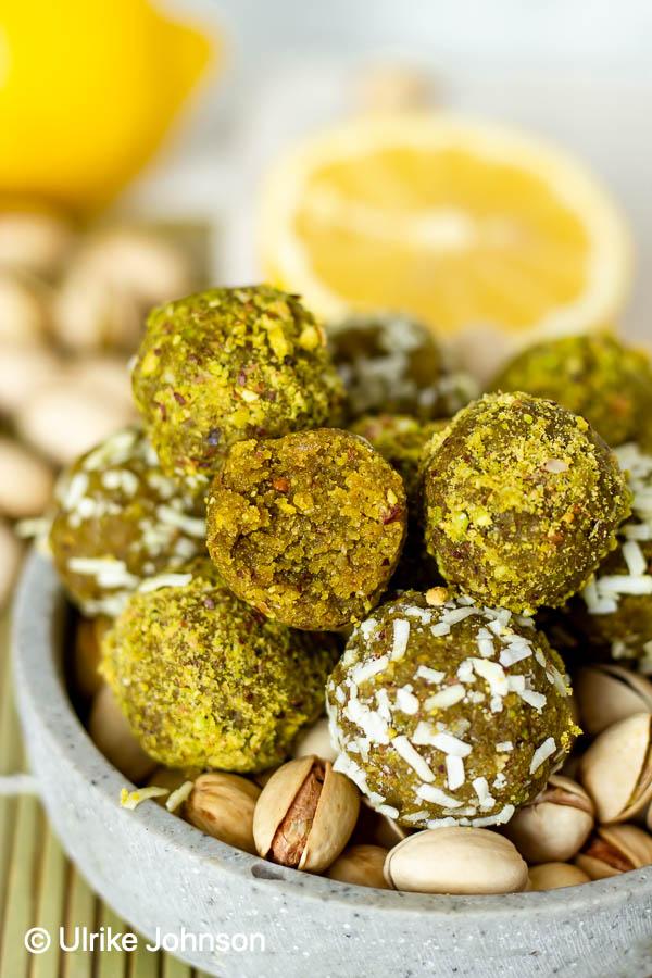 Rezeptbild: Ayurvedische Energiekugeln mit Datteln und Pistazien