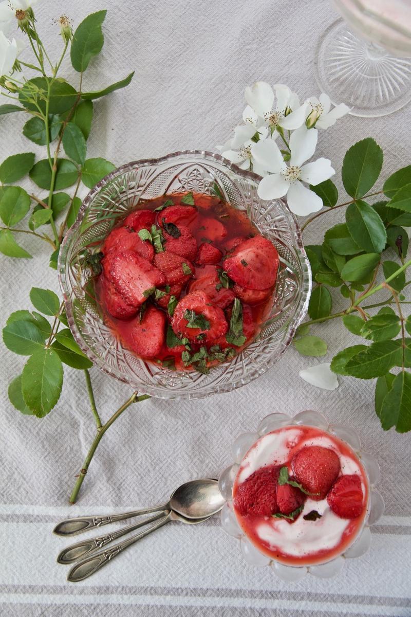 Rezeptbild: Joghurt-Creme mit gebackenen Erdbeeren