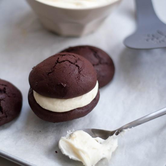 Rezeptbild: Schoko-Whoopies mit Marshmallow-Füllung