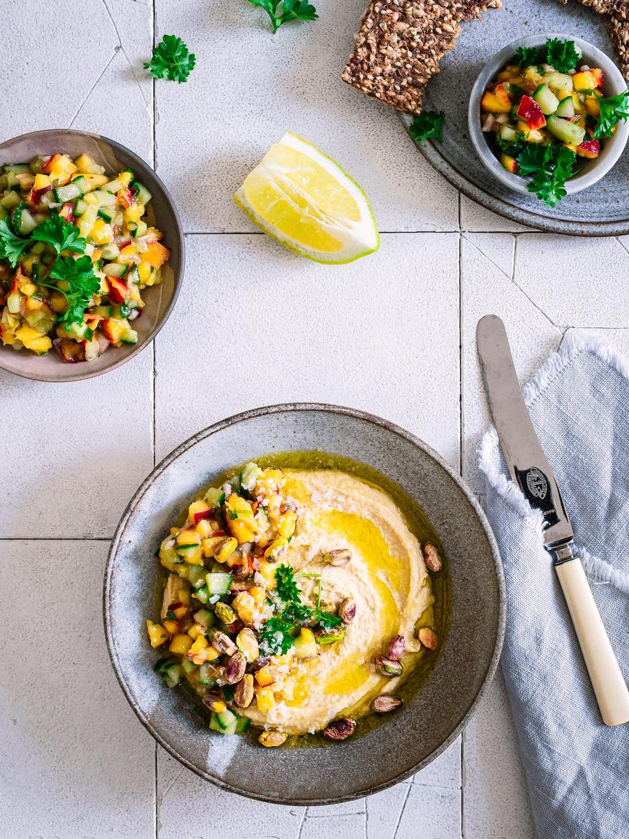 Rezeptbild: Pfirsich-Gurken Salsa mit Hummus