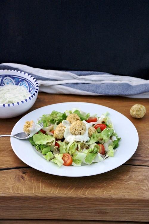 Rezeptbild: Sommersalat mit Kichererbsenbällchen und Tzatziki