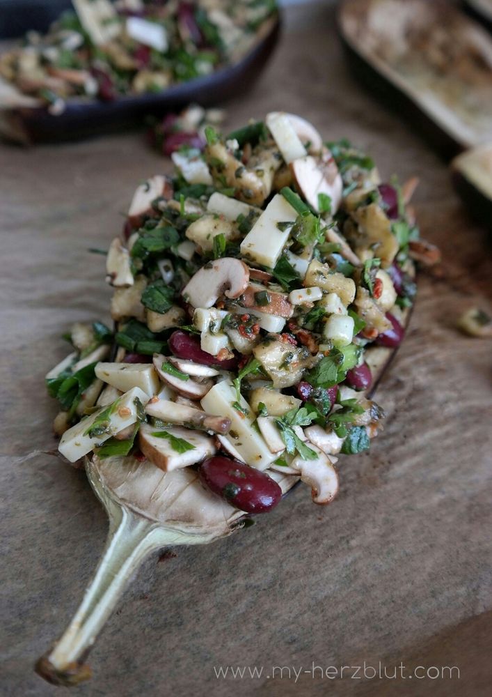Rezeptbild: Auberginenschiffchen Mexican mit Thymian-Mandel-Creme