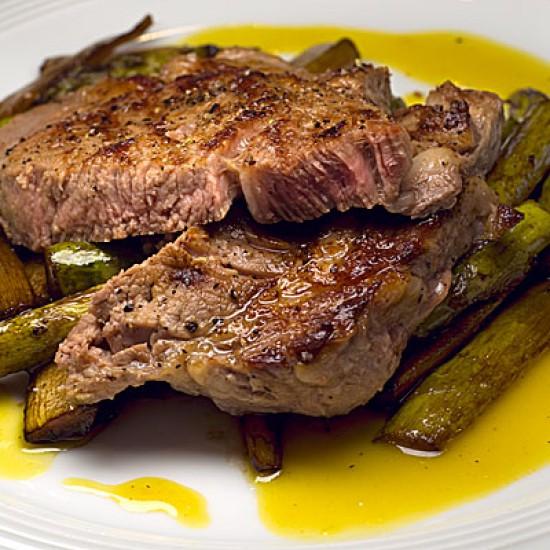 Rezeptbild: Kalbssteaks mit Balsamico-Spargel und Zitronensauce