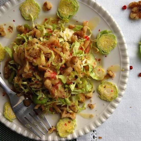 Rezeptbild: Roher Rosenkohl-Apfelsalat mit Rosa-Pfeffer-Dressing