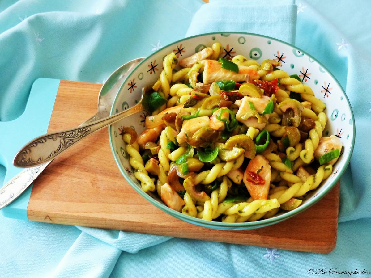 Rezeptbild: Antipasti Nudelsalat mit Hähnchenfilet