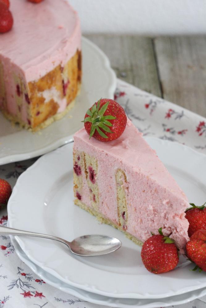Rezeptbild: Wickeltorte mit Rhabarber, Himbeere und Erdbeere