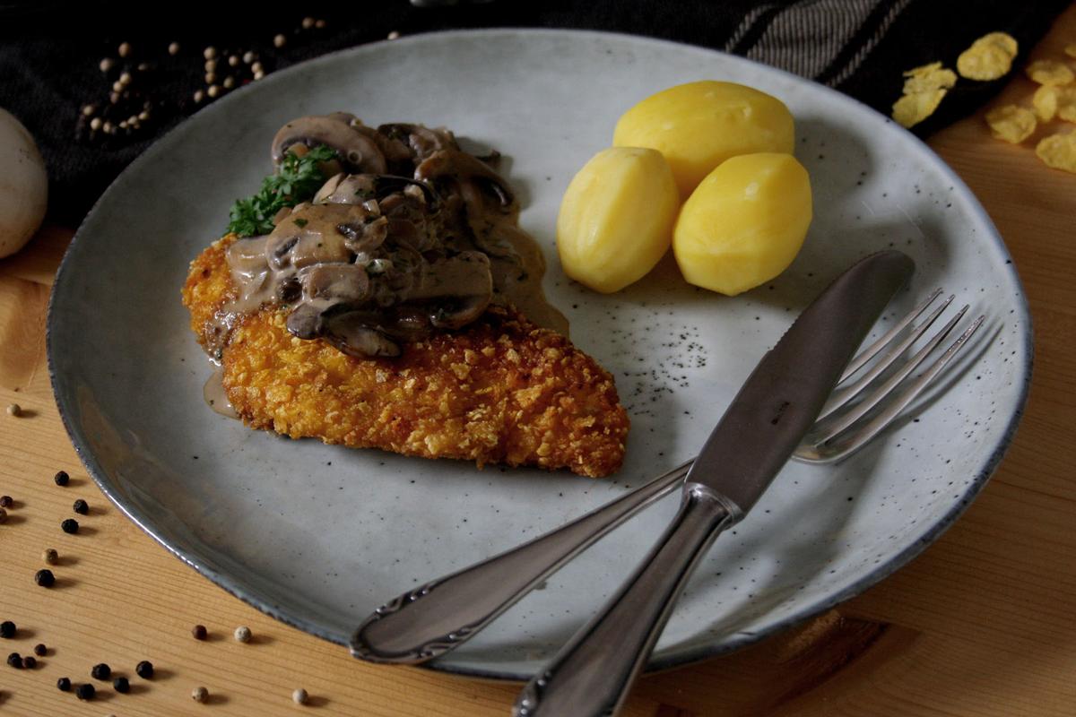 Rezeptbild: Knusprige Hähnchenschnitzel mit cremigen Champignons