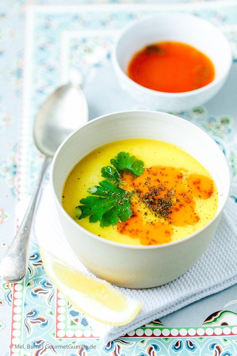 Rezeptbild: Türkische Hühnersuppe mit Joghurt und Paprika-Minz-Butter