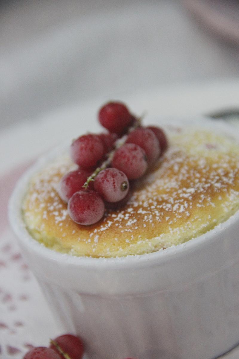 Rezeptbild: Frischkäse-Soufflè mit Johannisbeeren 