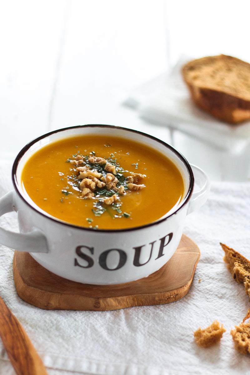 Rezeptbild: Vegane Butternusskürbis Suppe mit Pastinaken