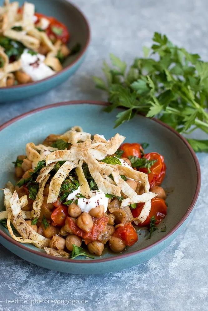 Rezeptbild: Libanesische Kichererbsen mit Aubergine, Joghurt und Pitachips