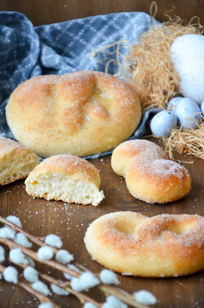 Rezeptbild: HEFEGEBÄCK IN ZUCKER GEWÄLZT
