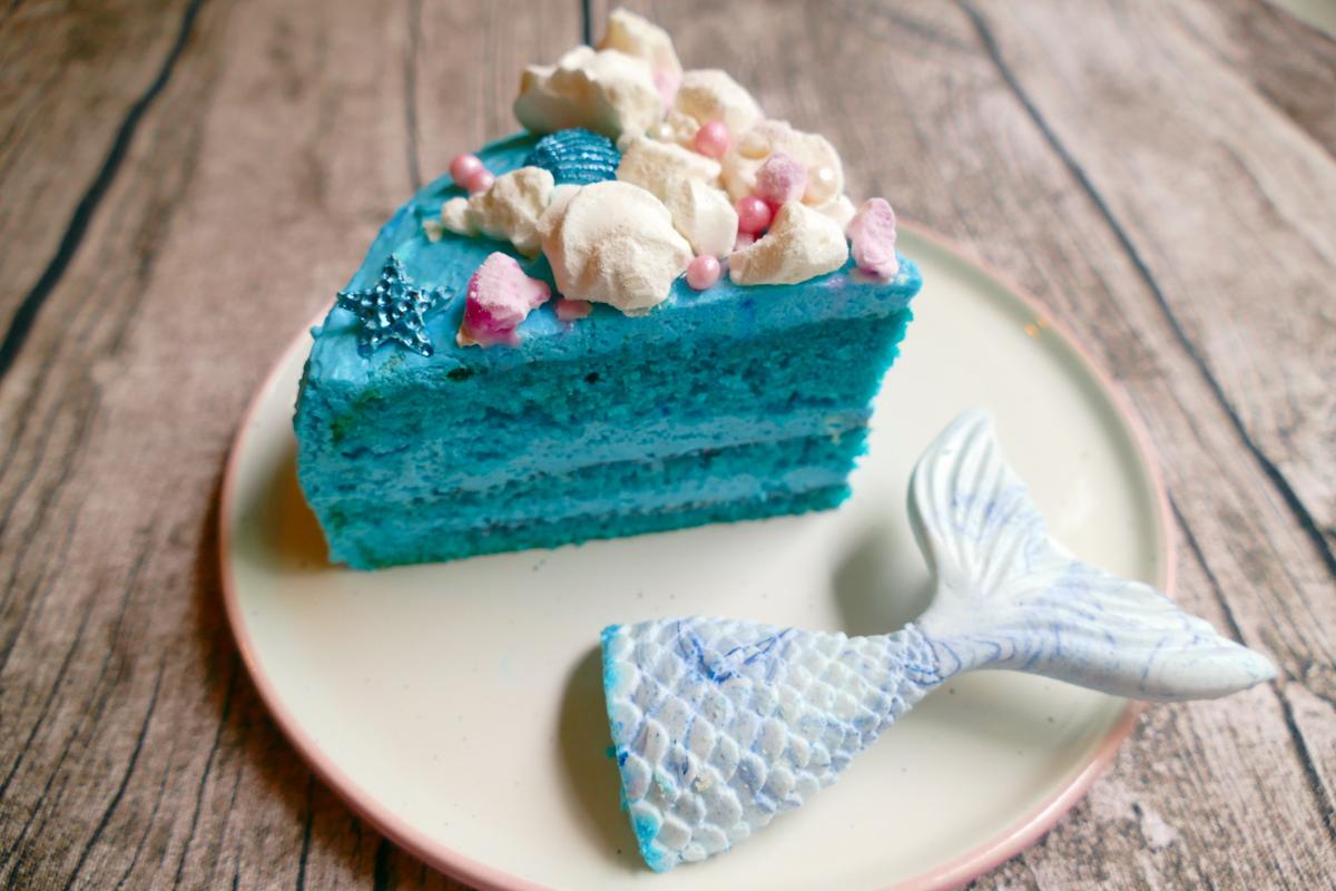Rezeptbild: “Nixe & Meer” – Minitorte mit Mascarponecreme und Mandelbiskuit