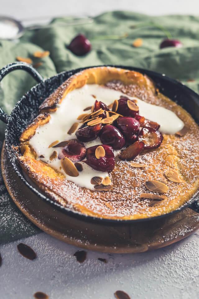 Rezeptbild: Dutch Baby mit gerösteten Kirschen und Amaretto-Schlagsahne