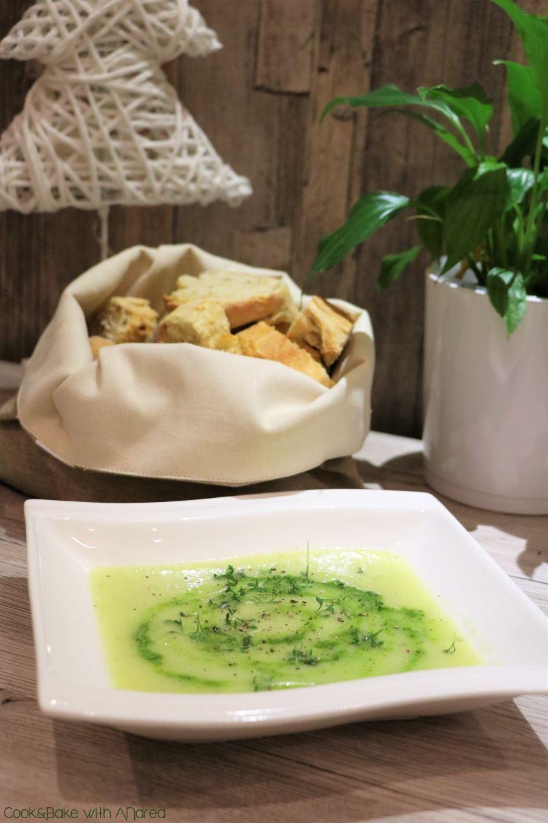 Rezeptbild: Kohlrabi-Suppe mit Kräuterpesto